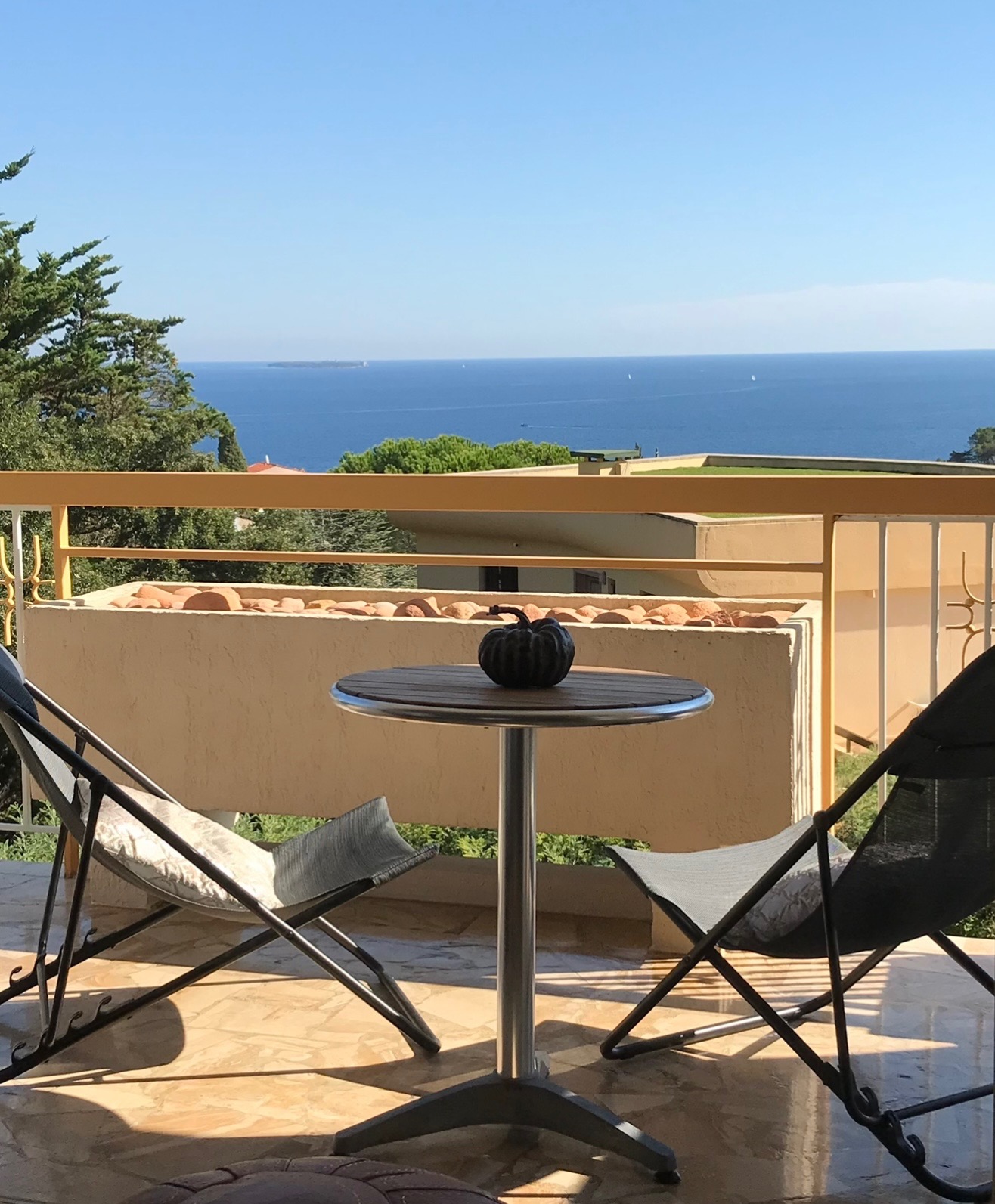 ALT Udsigt vand med stole